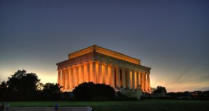 A Washington c’è il monumento dedicato ad Abraham Lincoln che attira milioni di visitatori Memoriale-di-Lincoln