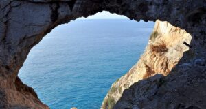 Grotta dei Falsari, il rifugio del tempo sospeso tra mare e leggende Grotta dei Falsari