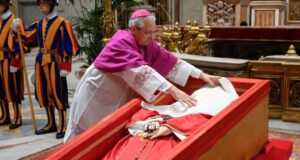 Come avviene il funerale del Papa: cosa è cambiato con Papa Francesco funerale papa Francesco