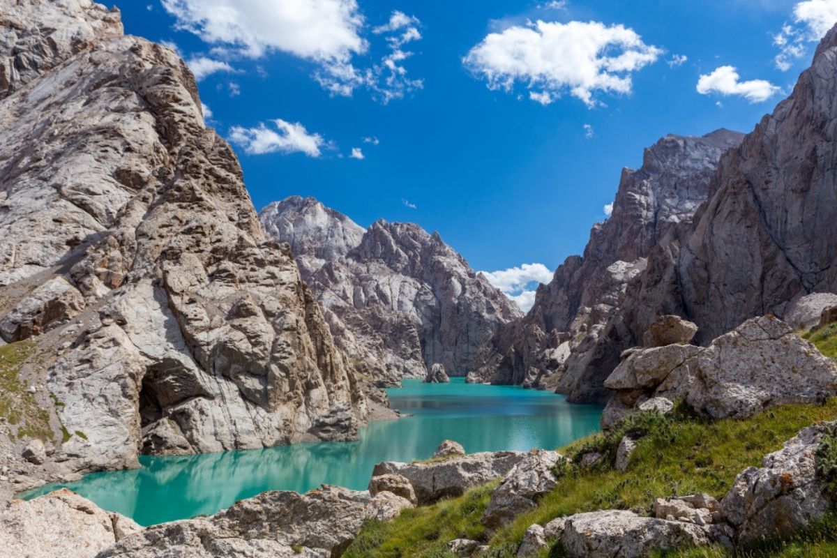 Tra le montagne del Kirghizistan, il lago misterioso che cambia forma con il passare delle stagioni lago Köl-Suu